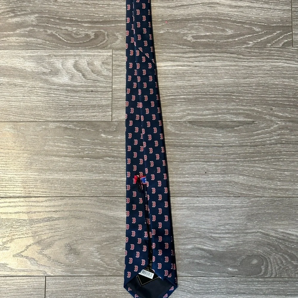 NWT Eagles Wind Boston Red Sox Print Silk Tie